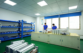 好色先生黄色增压缸产品装配室