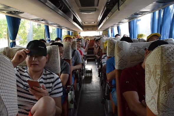 好色先生黄色全体坐上旅游大巴